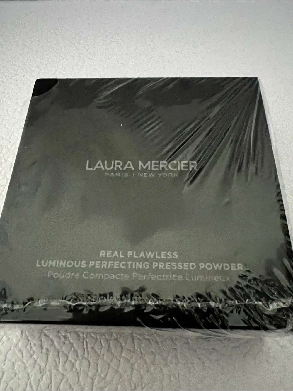 Laura Mercier- Real Flawless Luminous Perfecting Pressed Powder - Translucent